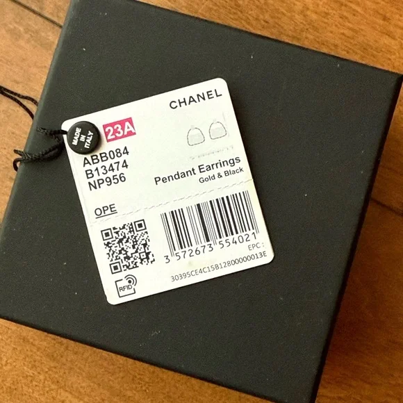 CHANEL 23A Pendant Earrings gold and black - Picture 5 of 5